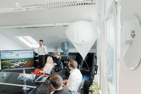 Technische Präsentation einer Helikite-Lösung vor Kunden